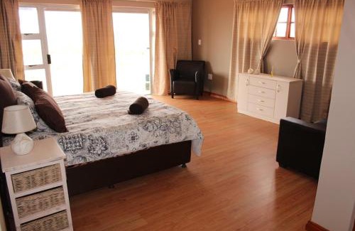 Hankey House | Cozy Retreat at Pabala Private Nature Reserve with Dining