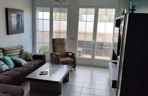Los Angeles House | Discover Pablo Picasso House: Family-Friendly with Spa