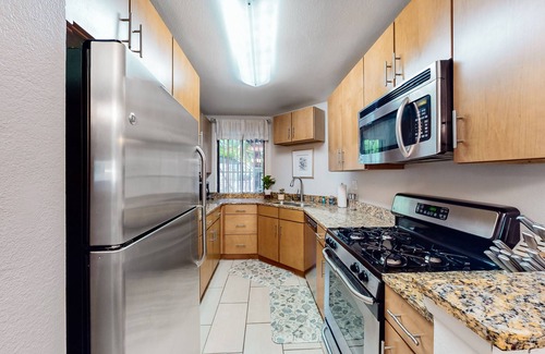 Playa Del Rey Condo | Pacific Cove: Oceanfront Retreat with Pool & Hot Tub