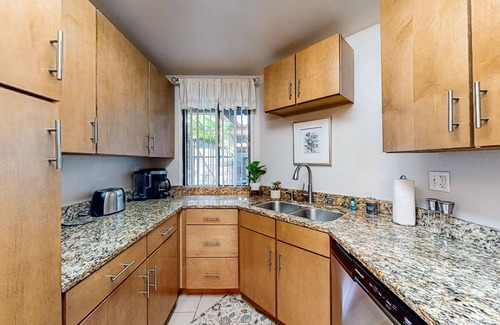 Playa Del Rey Condo | Pacific Cove: Oceanfront Retreat with Pool & Hot Tub