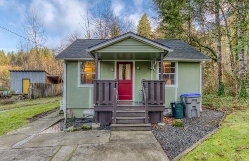 Cascade Locks House | Pet-Friendly Pacific Crest Trail House for Family Getaways