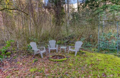 Cascade Locks House | Pet-Friendly Pacific Crest Trail House for Family Getaways