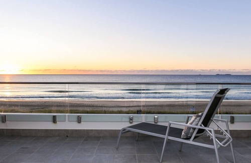 Wooli House | Experience Pacific Dawn on the Beach with Ocean Views