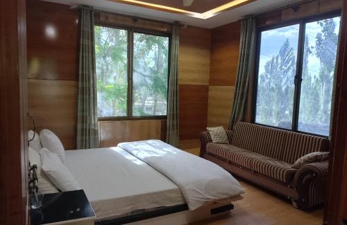 Skardu House | Cozy Pacific Guest House with Oceanfront Views & Pool