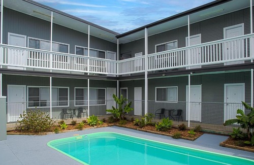 Forster Hotel | Relax at Pacific Motel 05 with Pool and Great Reviews