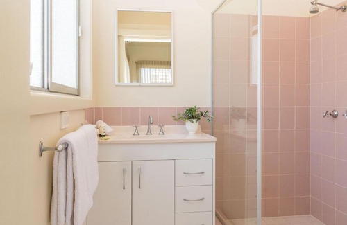 Forster Hotel | Relax at Pacific Motel 05 with Pool and Great Reviews