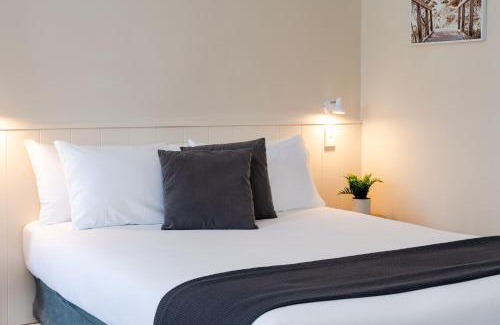 Forster Hotel | Packed with Amenities at Pacific Motel 11 - Rated 9/10!