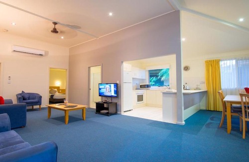 Elizabeth Beach Resort | Family-Friendly Pacific Palms Resort with Pool & Hot Tub