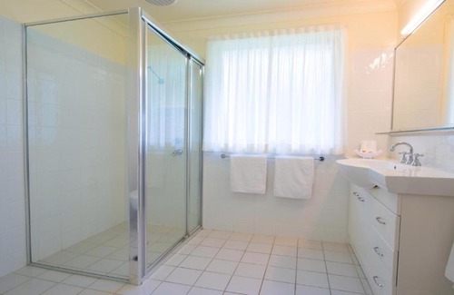 Elizabeth Beach Resort | Family-Friendly Pacific Palms Resort with Pool & Hot Tub