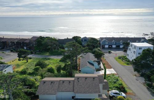 Lincoln City House | Pet-Friendly Pacific Peeks One with Ocean Views & EV Charger