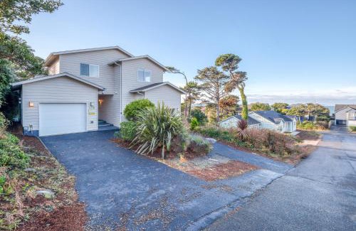 Lincoln City House | Pet-Friendly Pacific Peeks One with Ocean Views & EV Charger