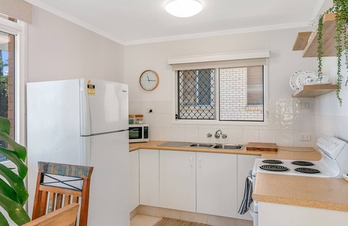Coolangatta Apartment | Oceanfront Pacific View Unit 3 with Balcony in Rainbow Bay