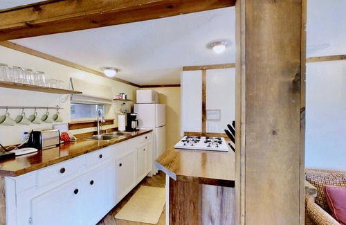 Spanish Valley Cabin | Discover Pack Creek: Pet-Friendly Retreat with Hot Tub