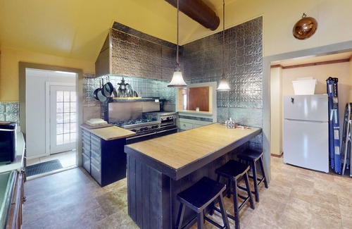 Spanish Valley Cabin | Experience Pack Creek Lodge Suite: 9.6/10 Rated Getaway