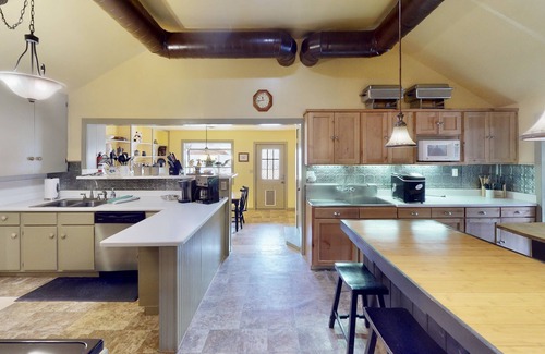 Spanish Valley Cabin | Experience Pack Creek Lodge Suite: 9.6/10 Rated Getaway