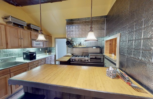 Spanish Valley Cabin | Experience Pack Creek Lodge Suite: 9.6/10 Rated Getaway