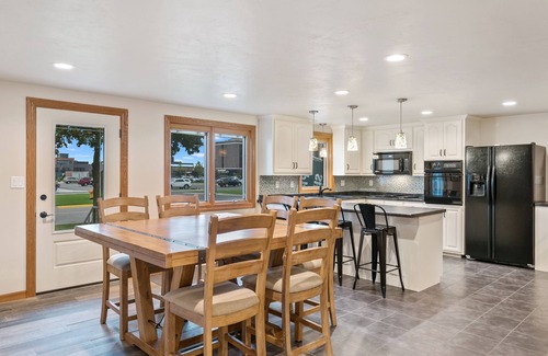 Ashwaubenon House | Remodeled Pack Shack 4 Near Lambeau Field with Spa Amenities
