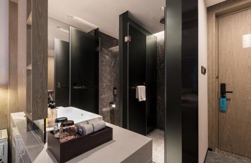 Haizhu Hotel | Elegant Paco Hotel Canton Tower Pazhou with Family Amenities
