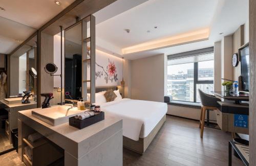 Haizhu Hotel | Elegant Paco Hotel Canton Tower Pazhou with Family Amenities