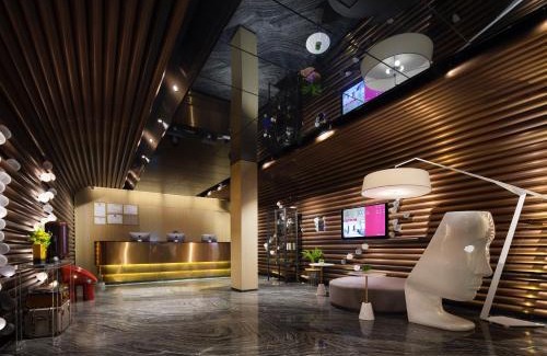 Haizhu Hotel | Convenient Paco Hotel Jiangtai Lu Metro with Free Shuttle