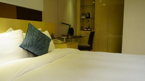Yuexiu Hotel | Convenient Paco Hotel Ouzhuang Metro with Free Shuttle