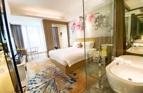 Yuexiu Hotel | Convenient Paco Hotel Tаojin Metro with Free Shuttle Service