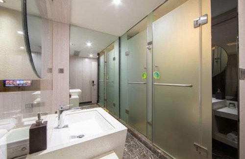 Guangzhou Hotel | Convenient Stay at Paco Hotel Tianhe with Hot Tub Access