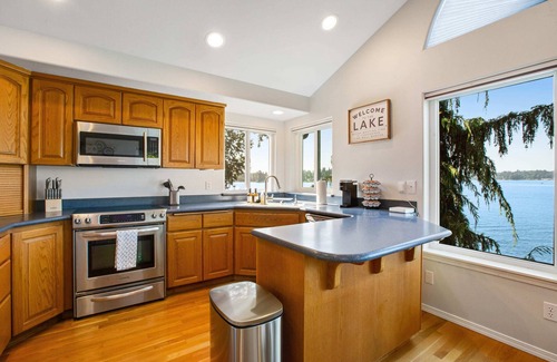 Lake Stevens House | Perfect Retreat with Private Dock & Lake View Amenities