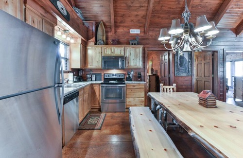 Branson Cedars Cabin | Experience Canoe Crossing: 3 Bed Retreat with Hot Tub