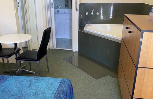 Swan Hill Hotel | Inviting Paddle Steamer Motel: Great Amenities & High Rating
