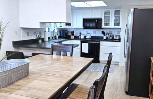 Page House | Paddleboards, Air Hockey, Grill, Fire Pit, W/D, Brkfst, Sleeps 14