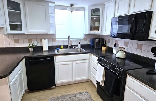 Page House | Paddleboards, Air Hockey, Grill, Fire Pit, W/D, Brkfst, Sleeps 14