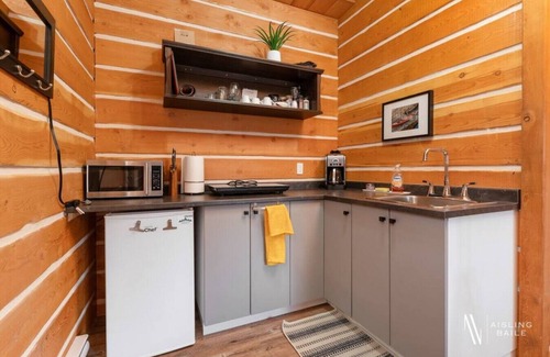 East Kootenay Hotel | Idyllic Paddlers Inn: Pet-Friendly Retreat with Ocean Views