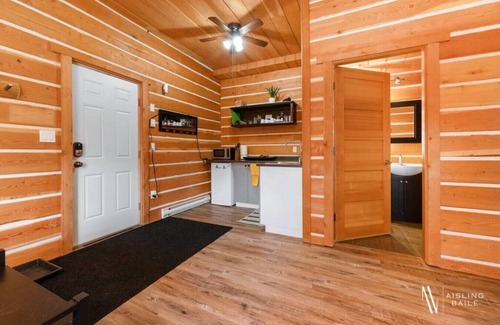 East Kootenay Hotel | Idyllic Paddlers Inn: Pet-Friendly Retreat with Ocean Views