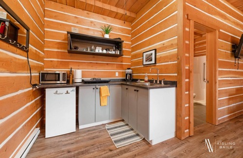 East Kootenay Hotel | Idyllic Paddlers Inn: Pet-Friendly Retreat with Ocean Views