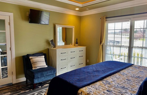 La Grange Bed & Breakfast | Indulge in Paddock Apt Family King Suite with Jacuzzi