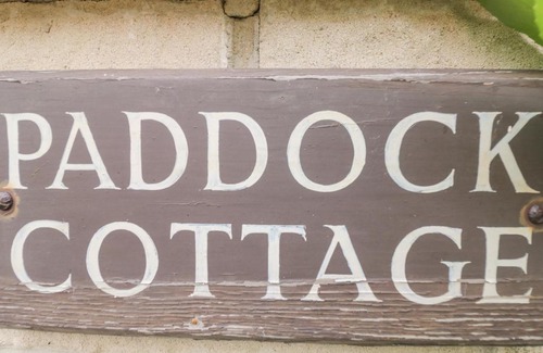 Crudwell House | Cozy Paddock Cottage: Family and Pet Friendly Retreat