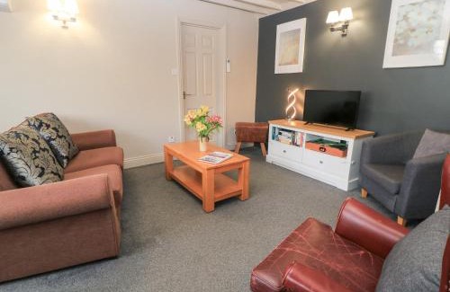 Crudwell House | Cozy Paddock Cottage: Family and Pet Friendly Retreat