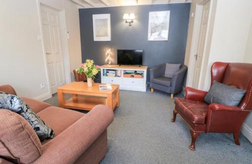 Crudwell House | Cozy Paddock Cottage: Family and Pet Friendly Retreat