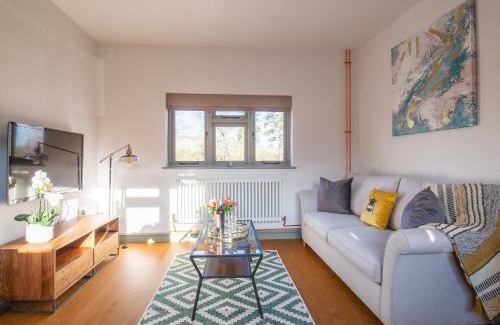 Winchcombe House | Pet-Friendly Paddock Cottage: A Family Retreat Awaits
