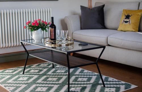 Winchcombe House | Pet-Friendly Paddock Cottage: A Family Retreat Awaits