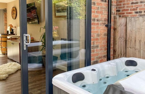 Newbold Coleorton House | Discover Paddocks View: Family-Friendly Escape with Hot Tub