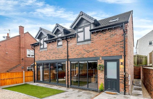 Newbold Coleorton House | Discover Paddocks View: Family-Friendly Escape with Hot Tub