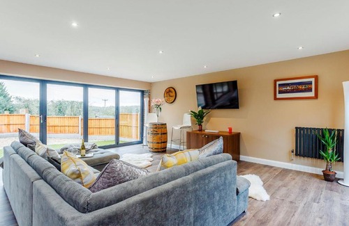 Newbold Coleorton House | Discover Paddocks View: Family-Friendly Escape with Hot Tub