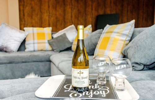 Newbold Coleorton House | Discover Paddocks View: Family-Friendly Escape with Hot Tub
