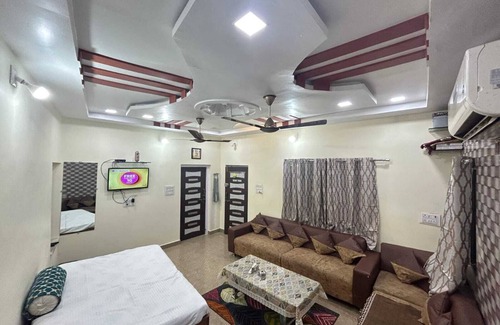 Abu Road Villa | Experience Comfort at Paddy's Home Stay: Family & Pet Friendly