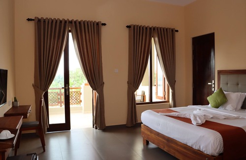 Pottuvil Division 2 Hotel | Relax at Paddyway Resort: Pool, Dining & Family Amenities