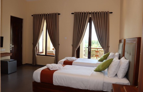 Pottuvil Division 2 Hotel | Relax at Paddyway Resort: Pool, Dining & Family Amenities