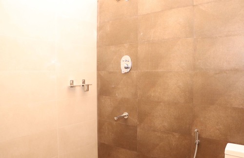 Pottuvil Division 2 Hotel | Relax at Paddyway Resort: Pool, Dining & Family Amenities