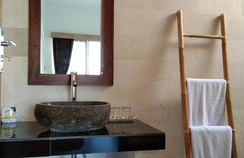 Medahan House | Budget-Friendly Padi Guest House with Ocean View